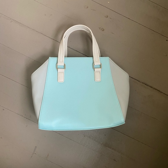 NWOT Guess purse - Picture 3 of 8